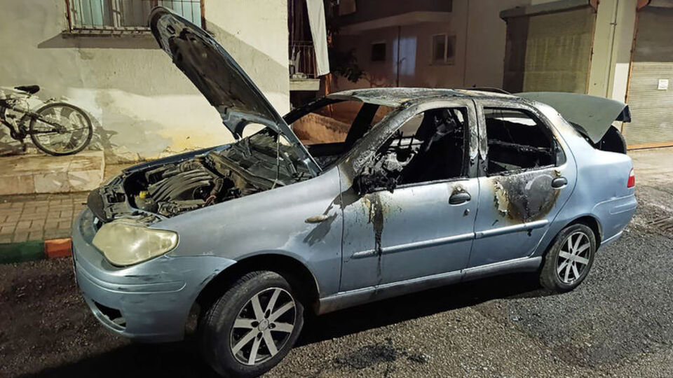 Park halindeki otomobil yandı