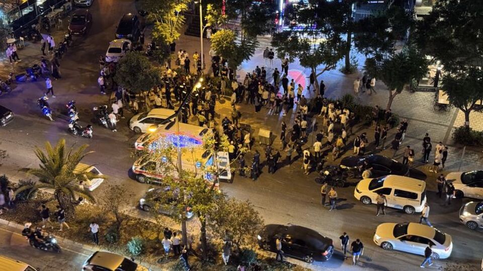 Motosiklet devrildi: 2 polis yaralı