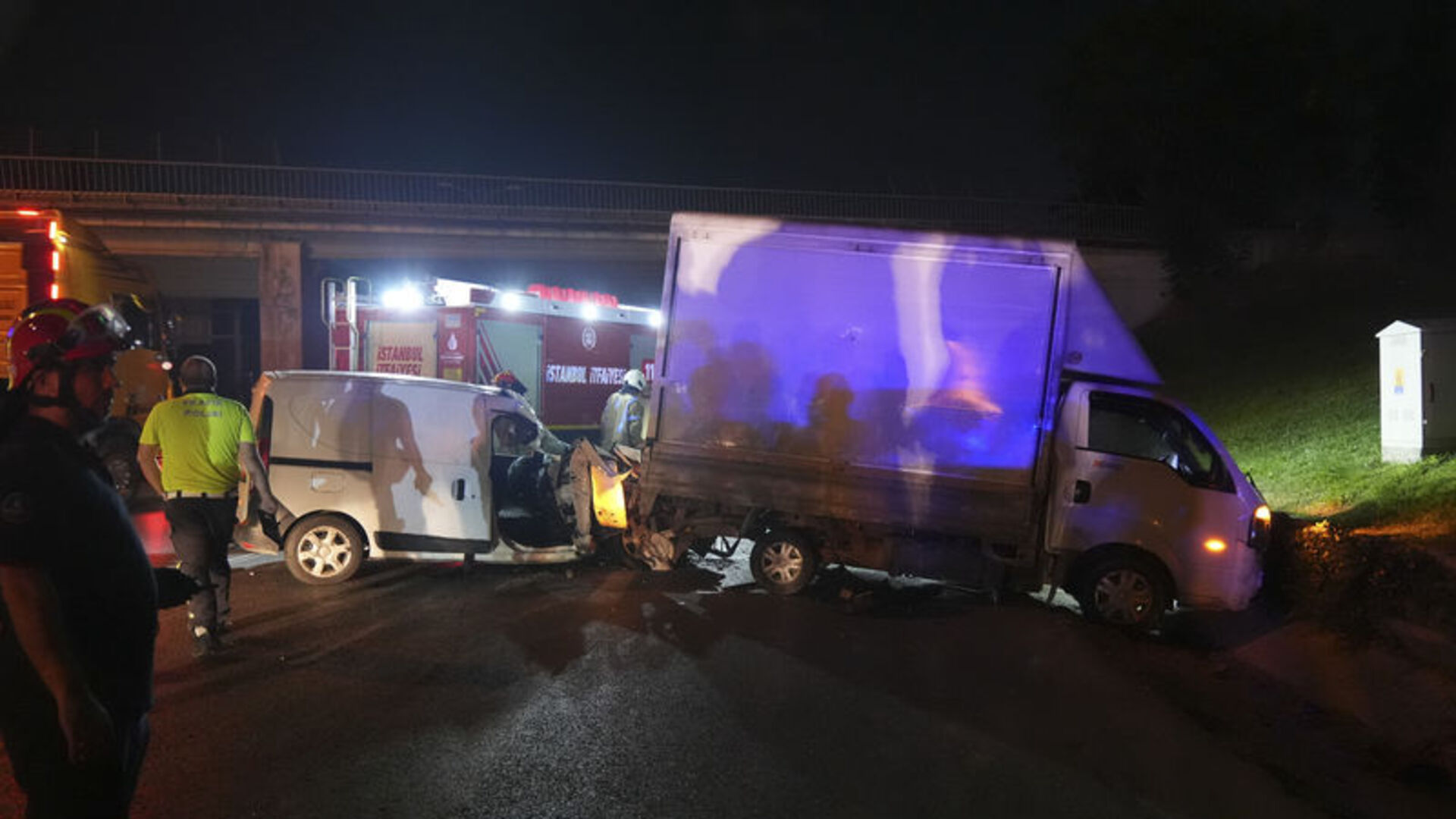 İstanbul'da Korkutan Kaza: Hafif Ticari Araç Kamyonete Çarptı, 3 Yaralı!
