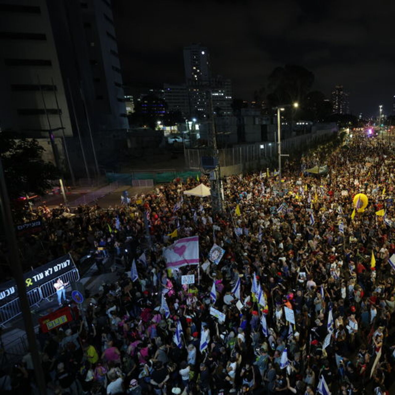 Tel Aviv'de on binlerce kişi yine sokaklara indi