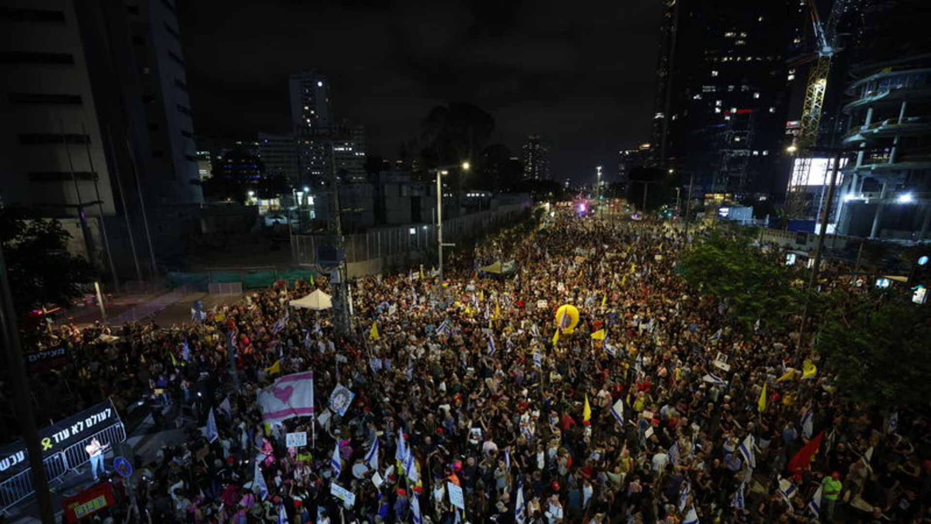 Tel Aviv'de On Binlerce Kişi Gazze'nin İşgalini Protesto Etti: 'Barış İçin Sokaklardayız!'