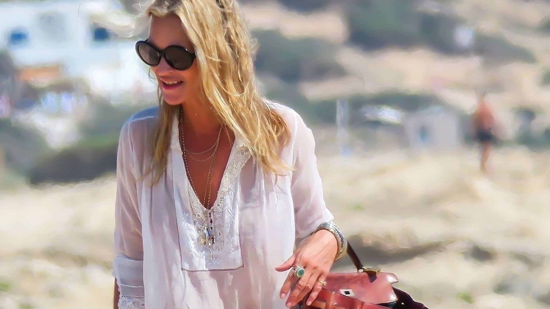 Kate Moss Plajda Lüksünü Konuşturdu: Pahalı Çantasıyla Dikkat Çekti!