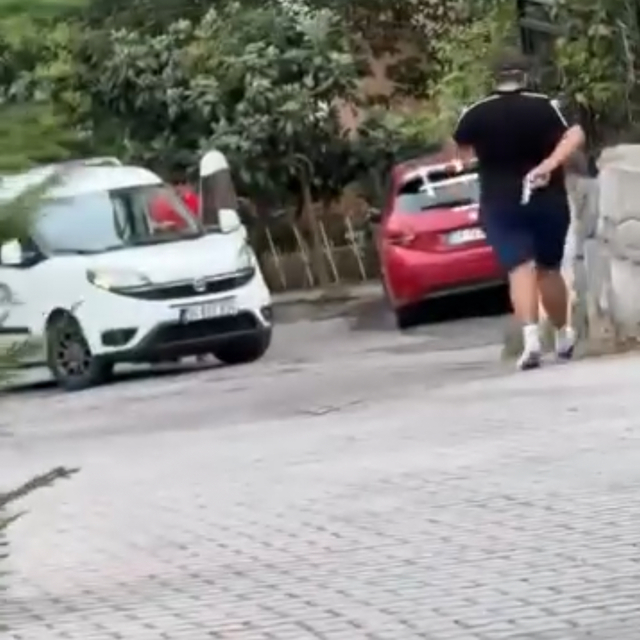 İstanbul'da güpegündüz dehşet! Silahını saklayıp araca yaklaştı!