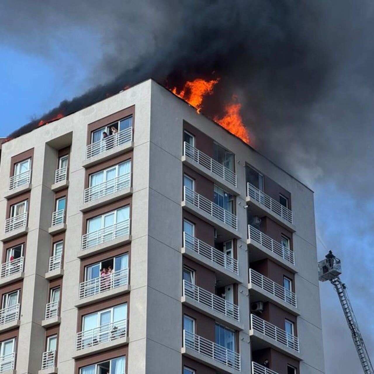Yangın Çıktı: İstanbul'da 12 Katlı Binada Korkulu Anlar