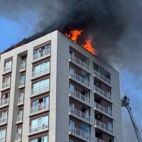 İstanbul'da 12 katlı binada yangın!