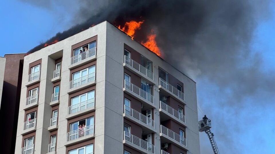 İstanbul'da 12 katlı binada yangın!