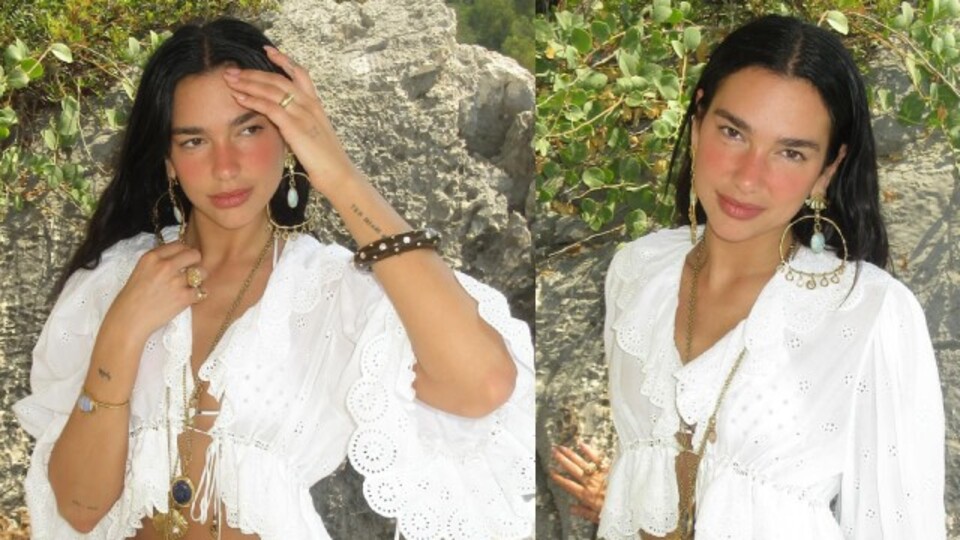 Plajda beyazlar içinde