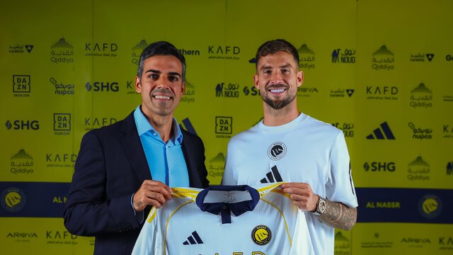 Al Nassr, Inigo Martinez'i renklerine bağladı