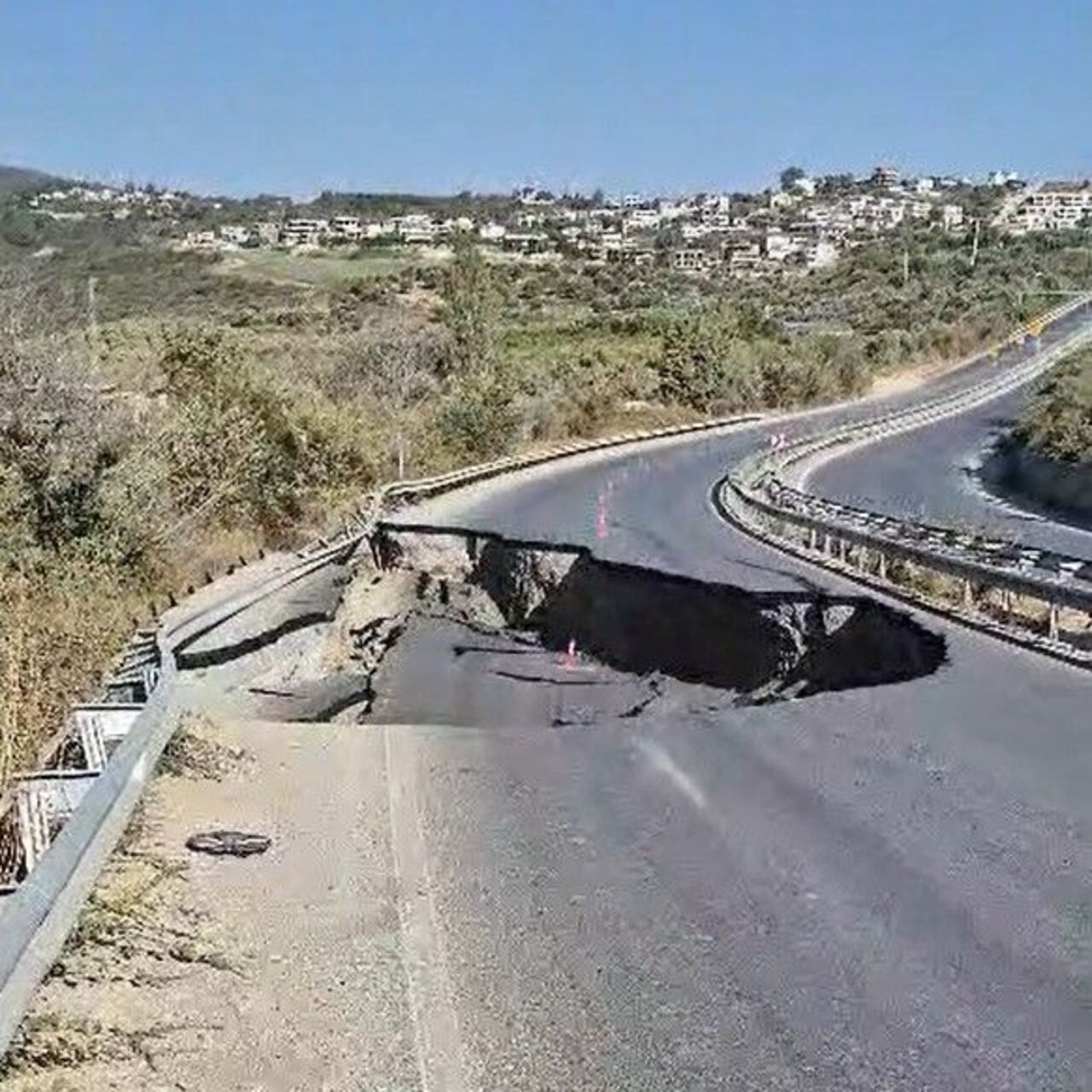 Karayolunda çökme meydana geldi!