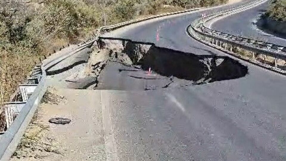 Karayolunda çökme meydana geldi!