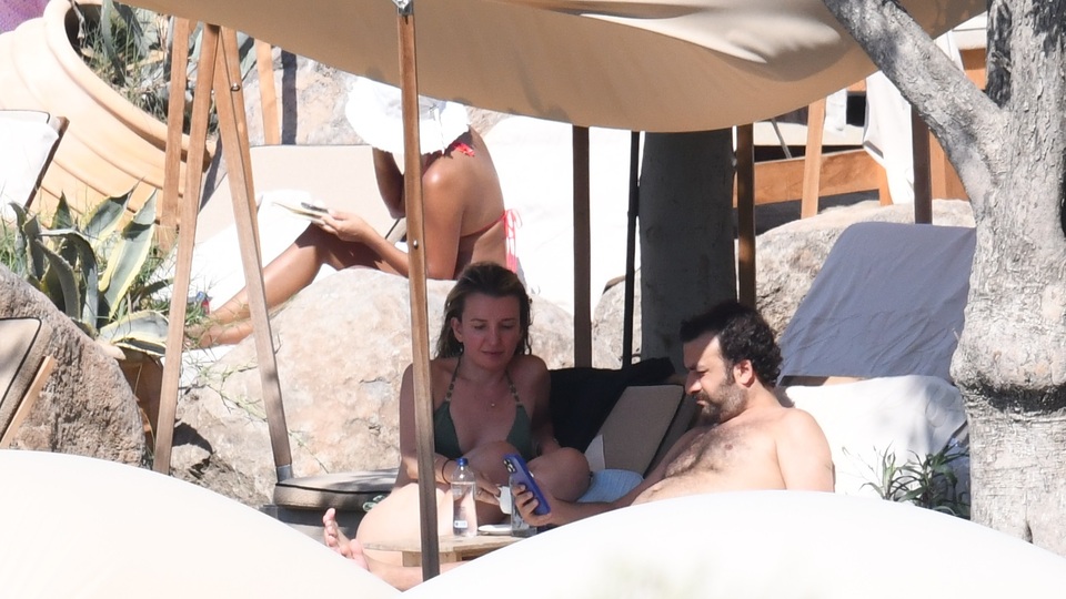 Gün boyu güneşlendi