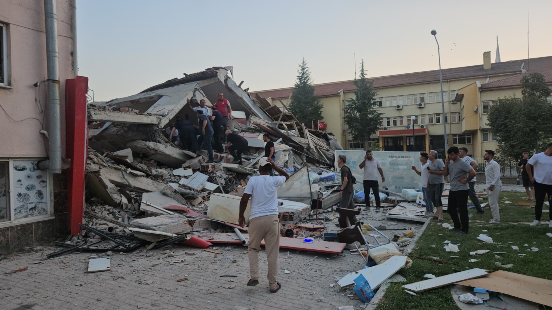 Sındırgı'daki Depremin Ardından Ünlülerden Yürek Isıtan Mesajlar!