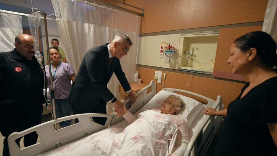 Bakan Memişoğlu, depremde yaralanan vatandaşları ziyaret etti