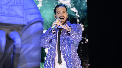 Konseri durdurdu, azarladı