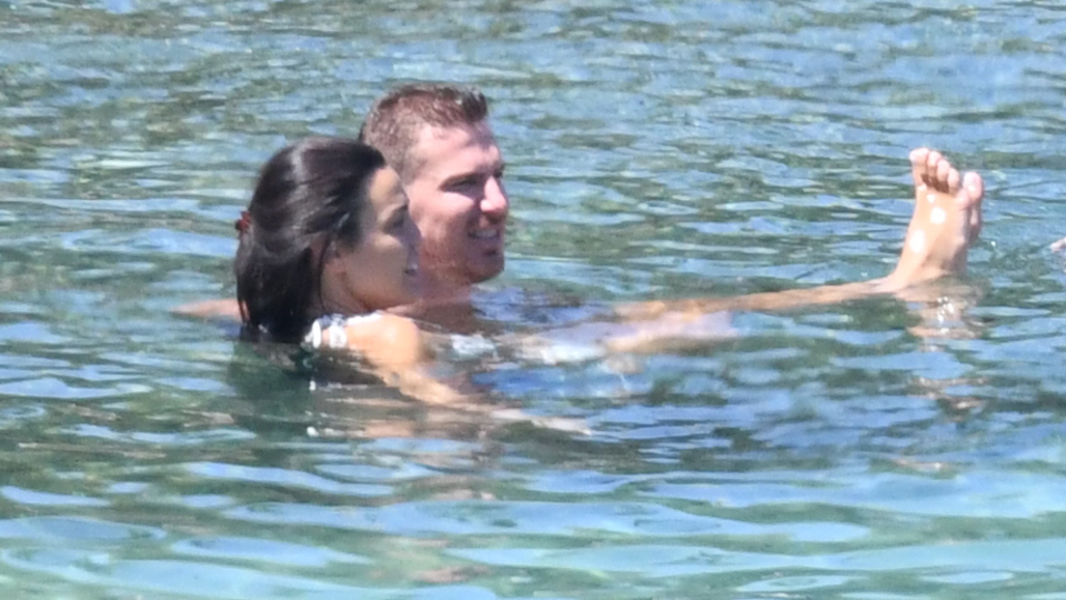 Eşini sırtüstü yüzdürdü