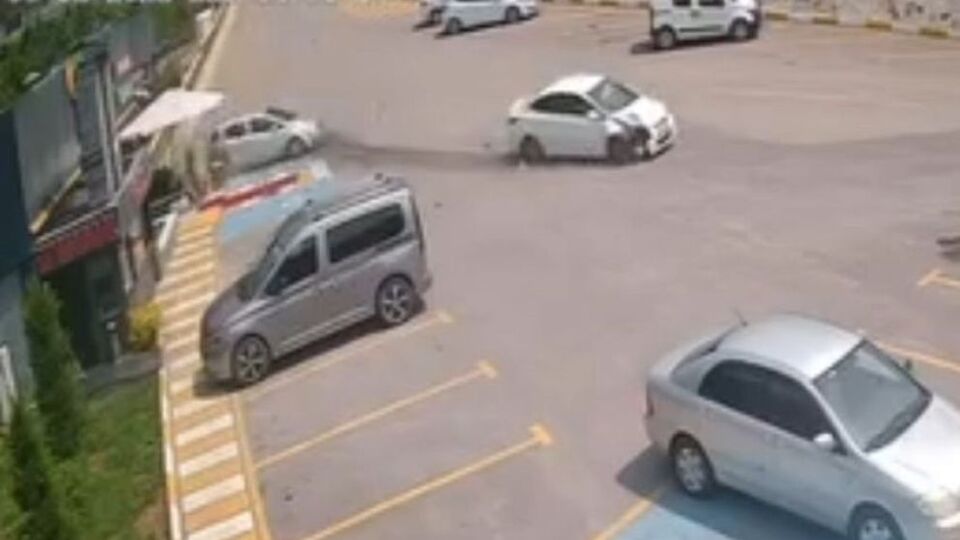 Kontrolden çıkan otomobil otoparka daldı