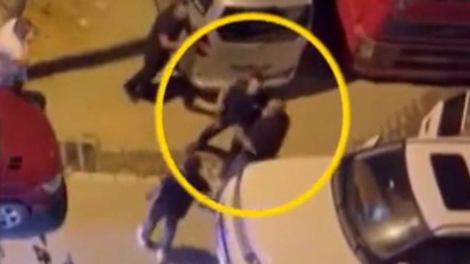 Dur ihtarına uymadı! Polise yumruk attı!