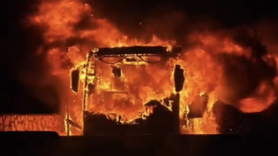 Hatay'da yanan yolcu otobüsü küle döndü