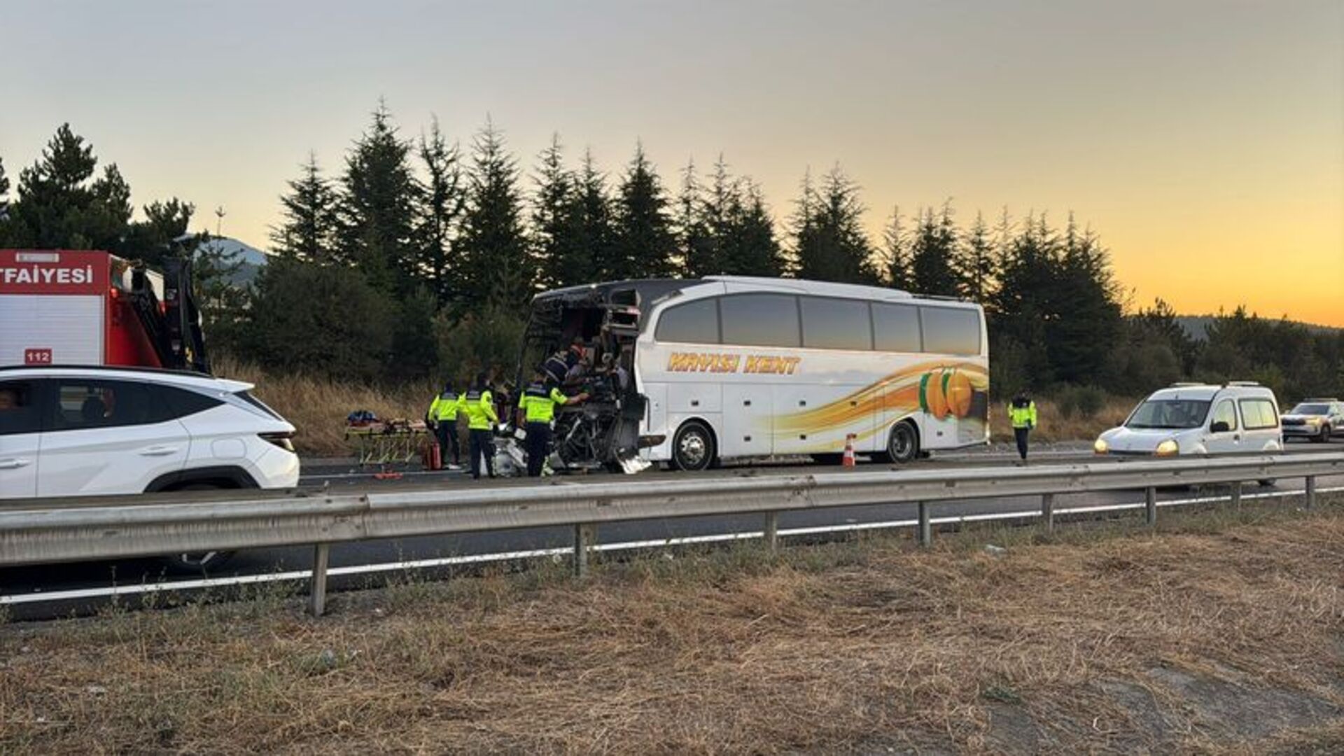 Bolu'da Korkunç Kaza: Otobüs ile Kamyon Çarpıştı! 1 Ölü, 10 Yaralı