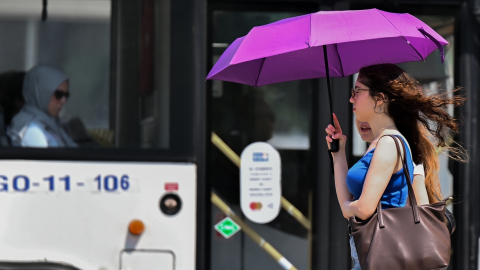 Sıcak hava, yağmur ve kuvvetli rüzgar uyarıları