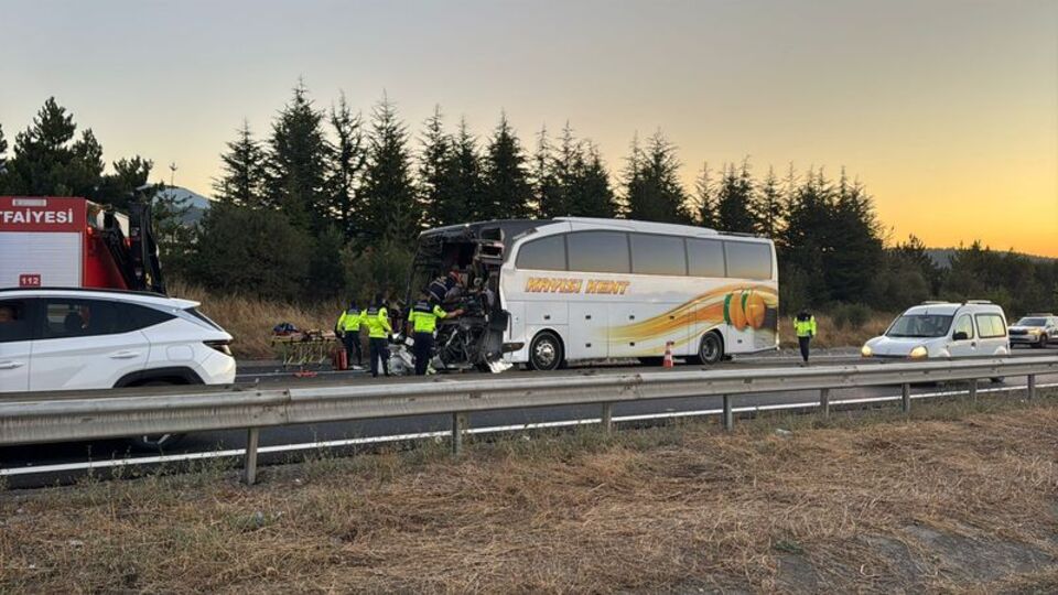 Yolcu otobüsü kamyona çarptı: 1 ölü, 10 yaralı