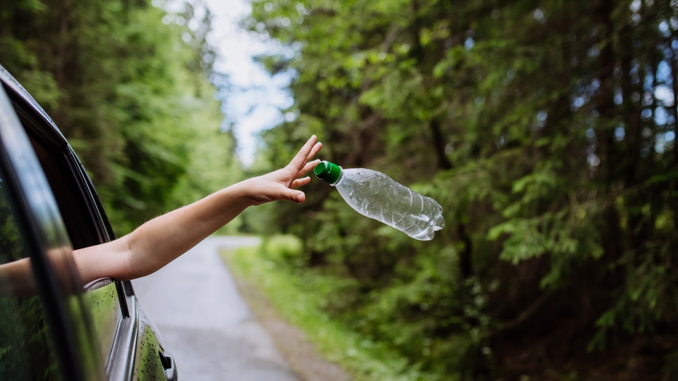 Arabanın camından çöp atana 18 bin euroya kadar ceza