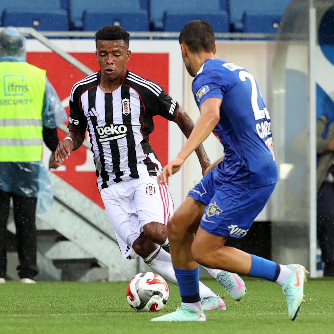 Keny Arroyo 11'i bekliyor