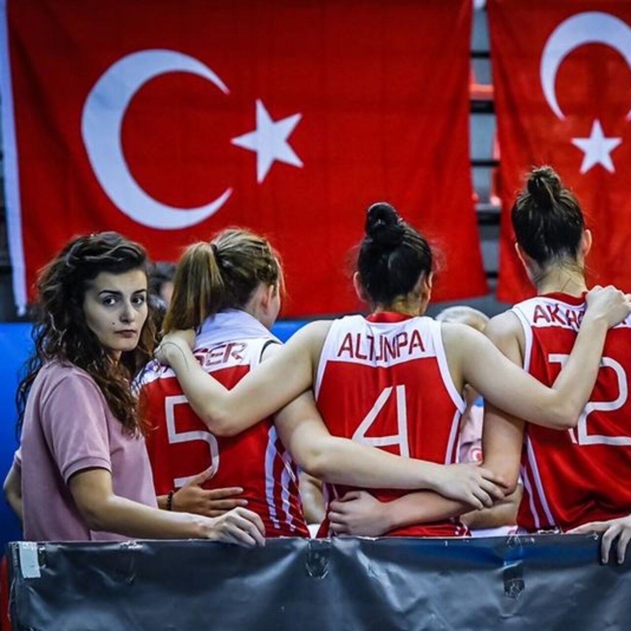 Milli takımda doktorluk yapmıştı! Kolunda serumla ölü bulundu! | Güncel Haber