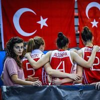 Milli takımda doktorluk yapmıştı! Kolunda serumla ölü bulundu!
