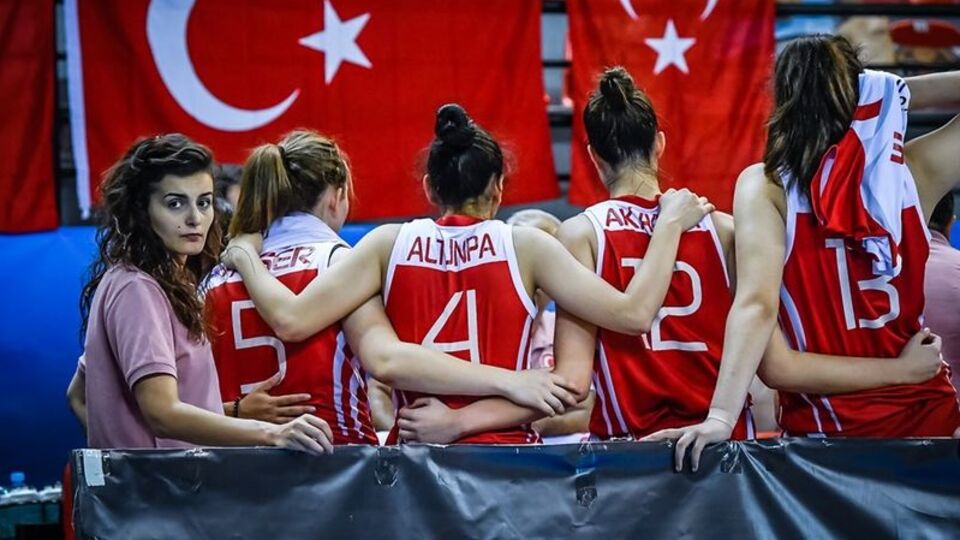 Milli takımda doktorluk yapmıştı! Kolunda serumla ölü bulundu!