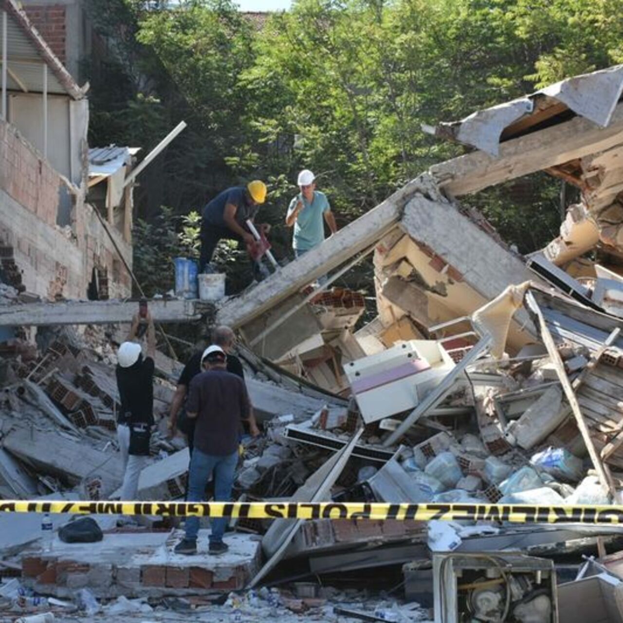 Depremde yıkılan binanın sahibi ile müteahhidi adliyede
