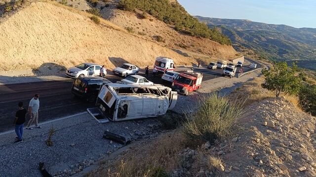 Adıyaman'da minibüs devrildi: 19 yaralı