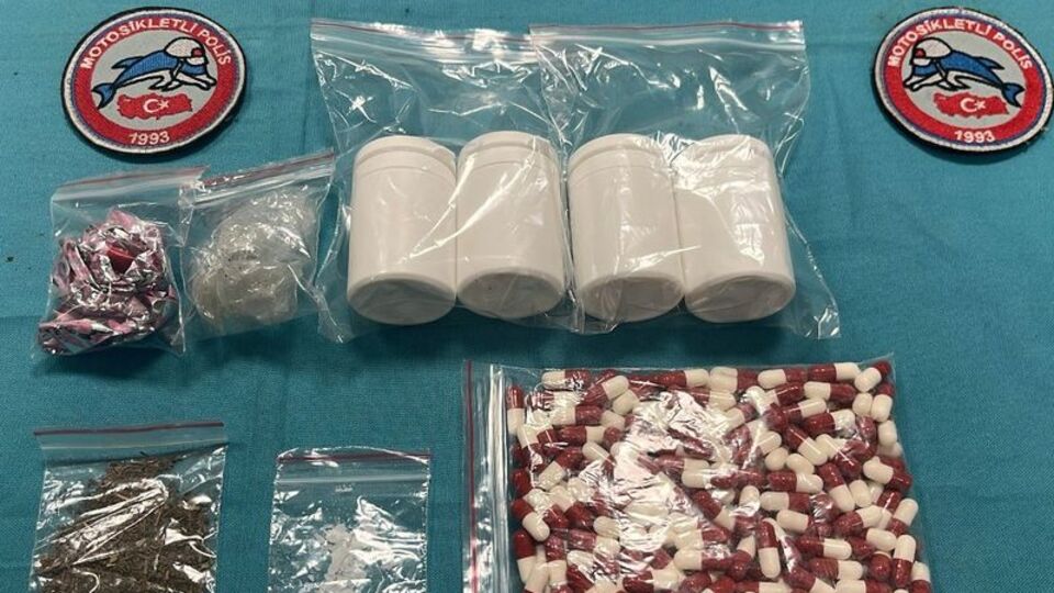 Aracından uyuşturucu çıkan şüpheli tutuklandı