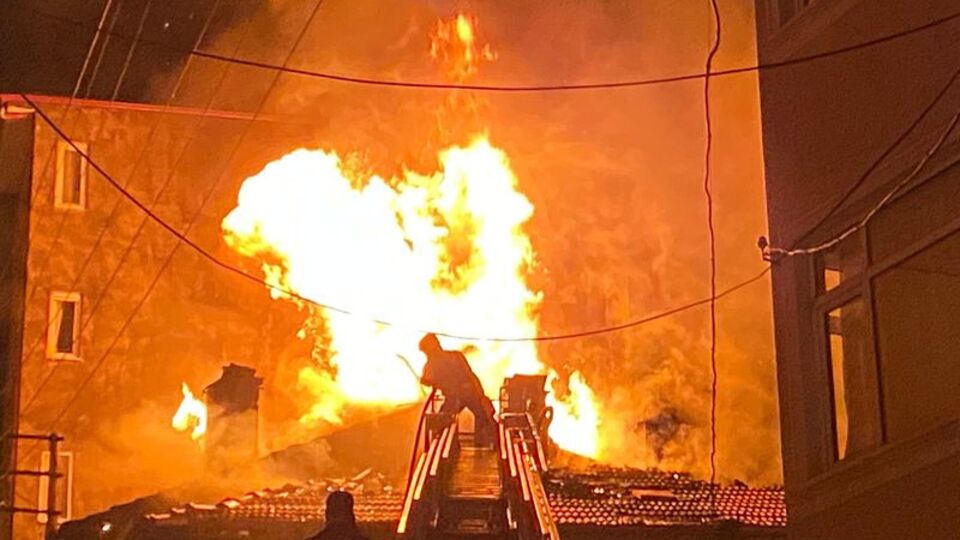 Balıkesir'de 2 ev alevlere teslim oldu