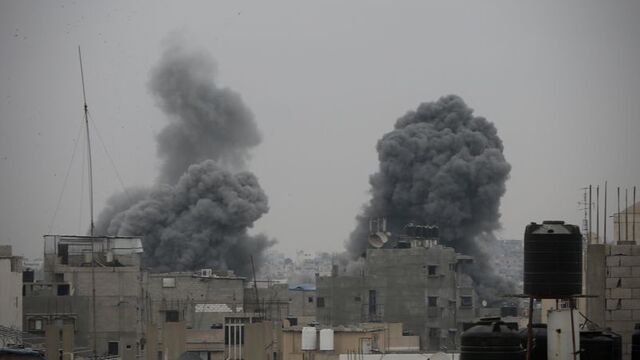 İsrail, yardım bekleyen 15 Filistinliyi öldürdü