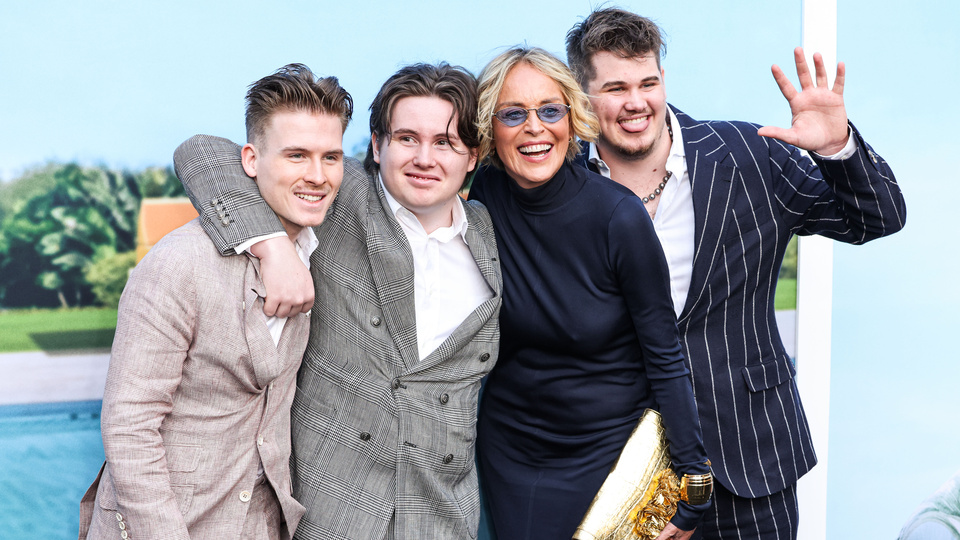 Üç evlatlık oğluyla neşe saçtı