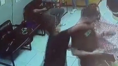 Berberi acımasızca dövdüler!