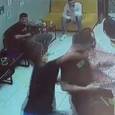Berberi acımasızca dövdüler!