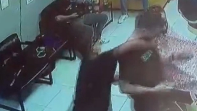 Berberi acımasızca dövdüler!