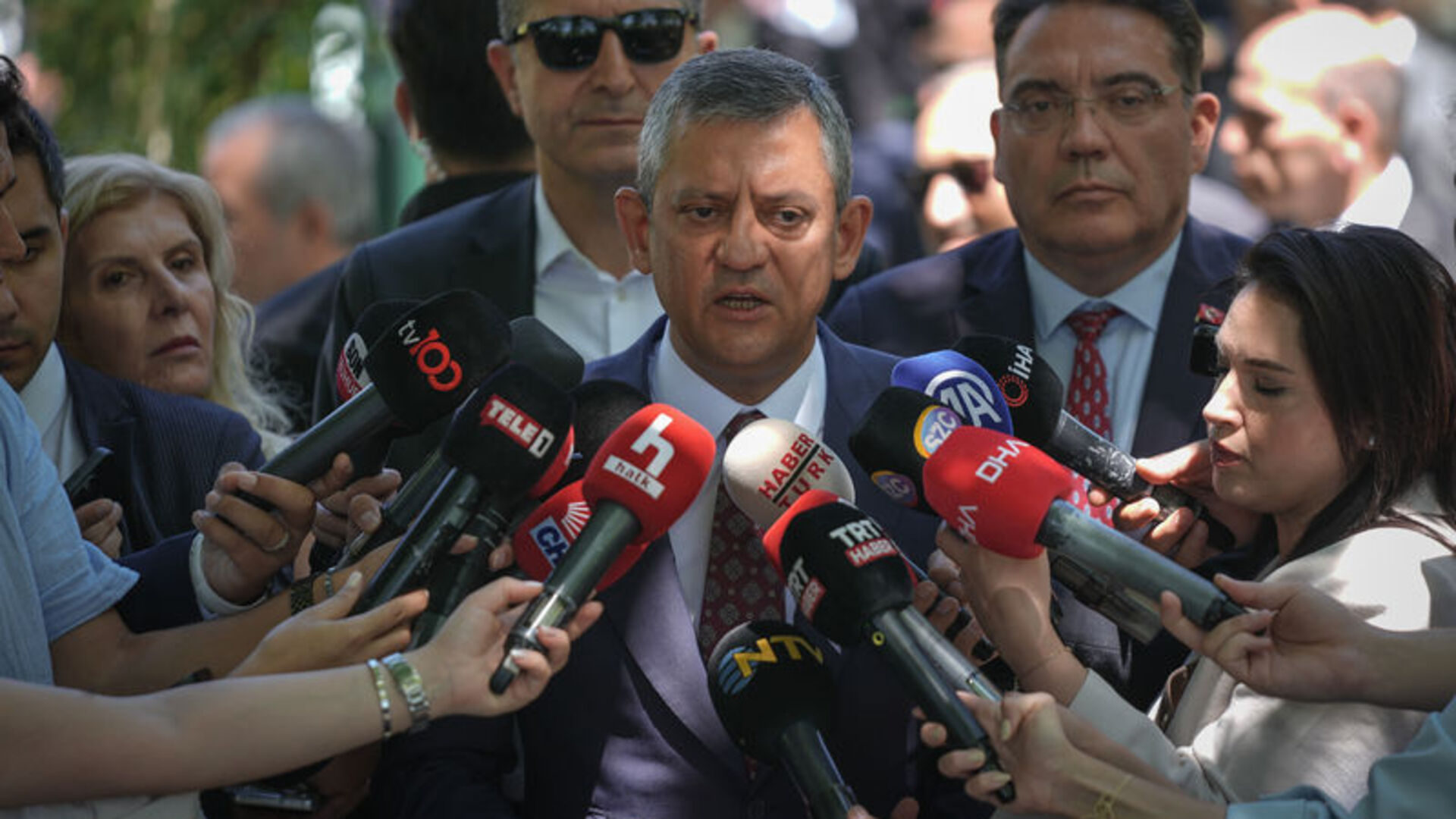 Özgür Özel'den Siyasi Manzaraya Dair Çarpıcı Açıklamalar: Yarın İçin İşaretler Netleşiyor!