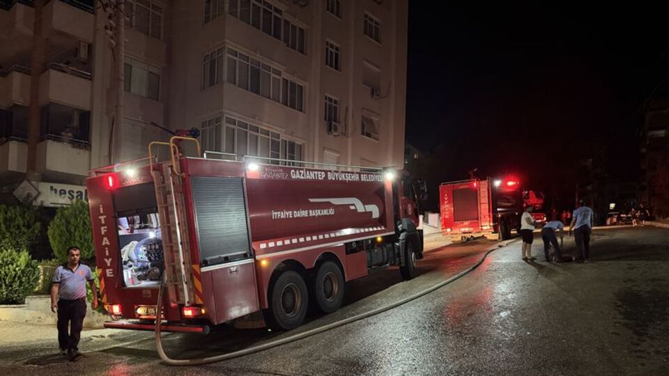 7 katlı binanın teras katında yangın
