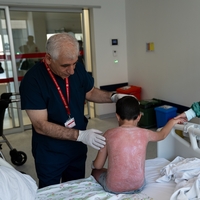 Güneşte 4 saat kaldı! 2. derece yanıkla hastanelik oldu