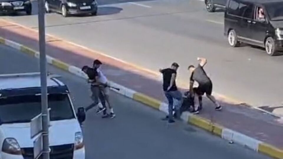 Trafikte kavga! Çekiçler, sopalar havada uçuştu