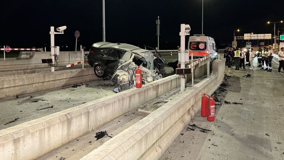 Gişenin banketine çarptı! Sürücü hayatını kaybetti