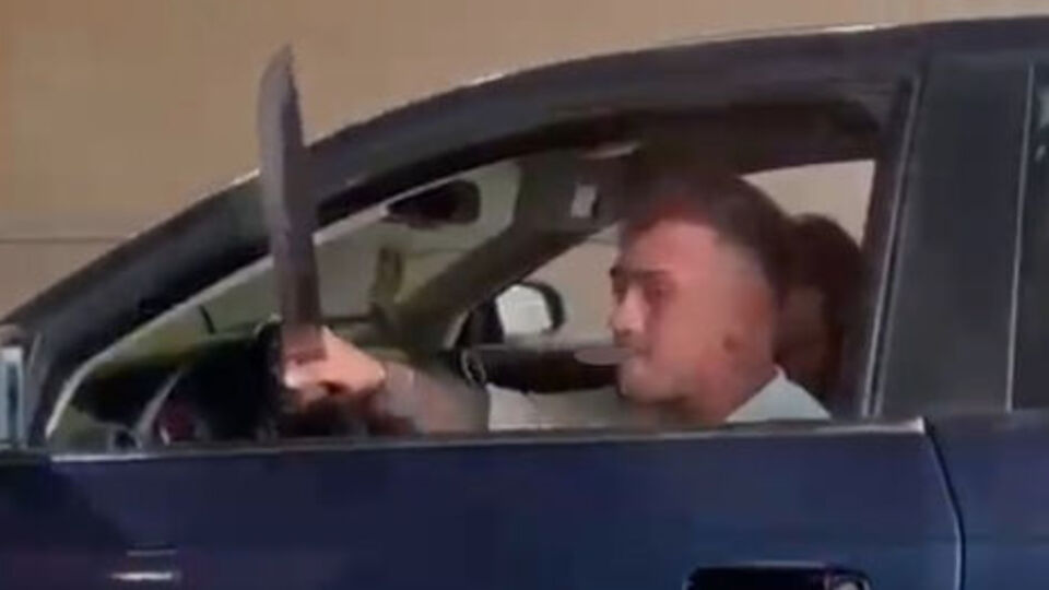 Trafik tartışmasında camdan kılıç savurdu