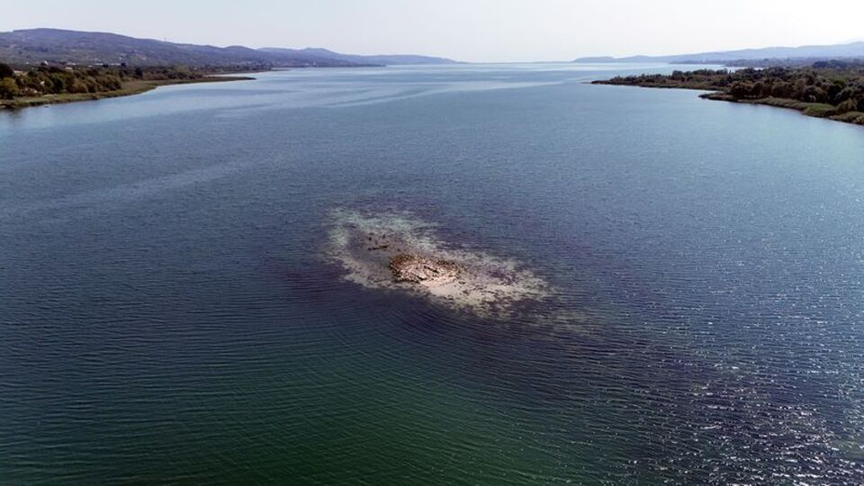 Sapanca Gölü'nde sular çekilince ortaya çıktı