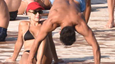 Eşinin üstünden atladı