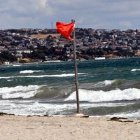 Kırmızı bayrak asıldı! İki kentte deniz yasağı!