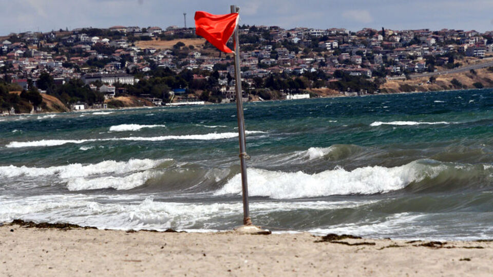 Kırmızı bayrak asıldı! Üç kentte deniz yasağı!