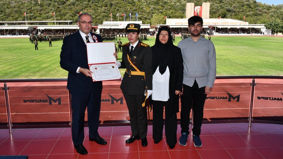Şehit Ömer Halisdemir'in kızı teğmen oldu